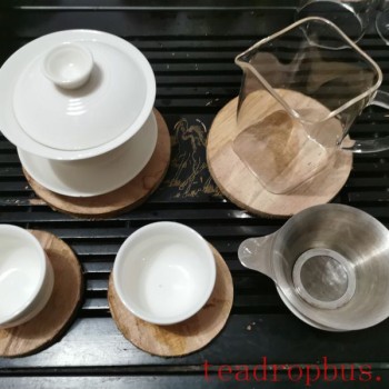 Why do many people like to brew tea with a gaiwan?