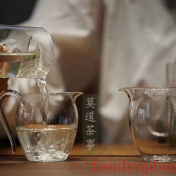 Amidst Tea, Admire the Mountains and Rivers, Live in the Moment and Let Go of Attachments