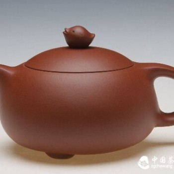 What are the benefits of brewing tea with a purple clay pot?