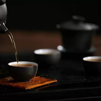 The quality of tea brewing depends greatly on the way water is poured