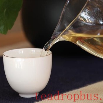 The fragrance of a cup of spring tea is like holding the entire spring.