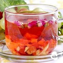 Drinking Flower and Fruit Tea to Prevent Colds in Spring