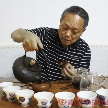 How does Mr. He ZuoRU brew aged Pu-er tea?