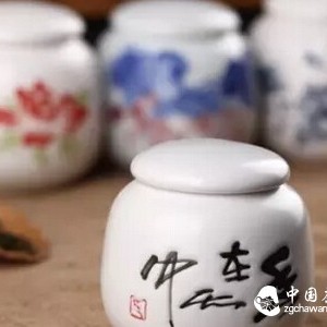 Which is better for storing tea at home: tin canister, porcelain jar, or purple clay jar?