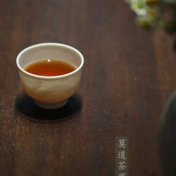 The Graceful Dance of Tea, an Oasis of Tranquility in the Worldly Hustle
