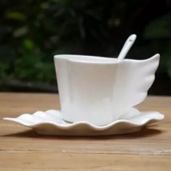 Smile, as exquisite as the rim of a white porcelain cup