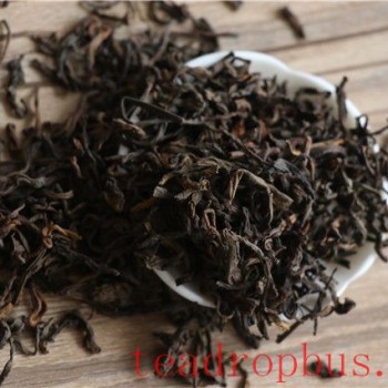 What are the characteristics of wet-warehouse tea, and how does it differ from dry-warehouse tea?