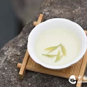 Brewing Mingqian Tea