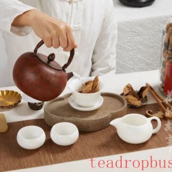 Why do modern people love to add aged tangerine peel to their tea?