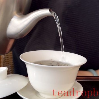 Why is it important to infuse and drink tea in separate steps, keeping the tea leaves and water separate?