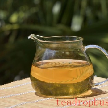 What are the characteristics of dry-warehouse Pu-er tea?
