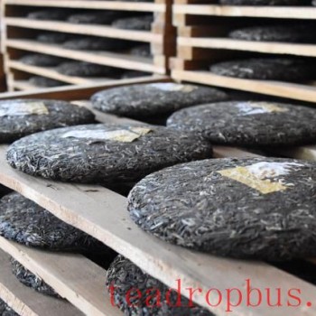Why is Pu-er tea pressed into cakes? How long does it take to press a cake of tea?