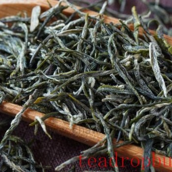 What are the methods to distinguish between fresh and old tea?