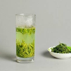 Summarize the characteristics of major teas in one sentence. For dark tea, those who are underweight should avoid it.