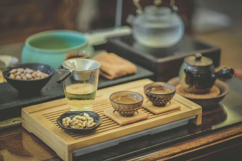 What are the considerations for water temperature and quality when brewing tea?