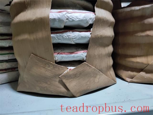 What are the advantages of storing Pu'er tea in its place of origin?-2