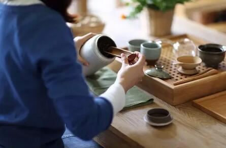 It's the Same Tea, But Men and Women Experience It So Differently!-6