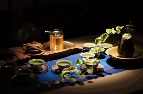 Drinking tea goes through no more than three stages: quenching thirst, savoring the taste, and uplifting the spirit.-2