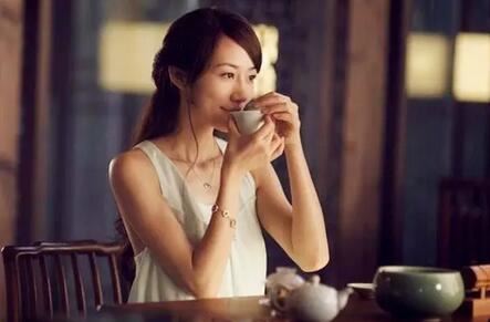 It's the Same Tea, But Men and Women Experience It So Differently!-4