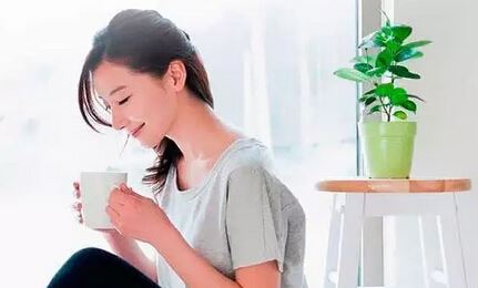 Women Drinking Tea, How Can They Not Be Selective?-1