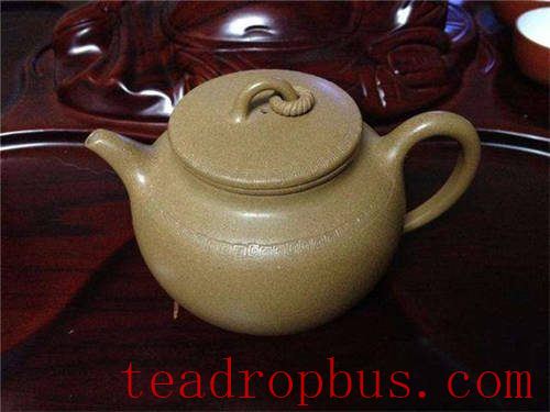 Brewing Green Tea with a Purple Clay Teapot-1