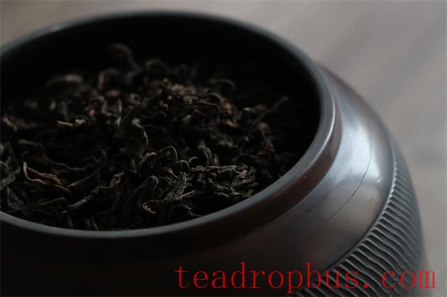 What is the typical moisture content of dried tea?-1