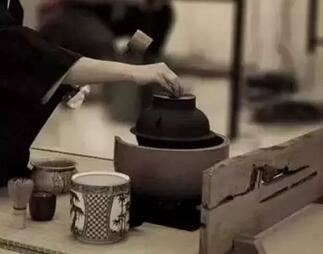 It's the Same Tea, But Men and Women Experience It So Differently!-2
