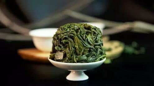 Playing with the tea leaves after drinking is the mark of a true expert!-1