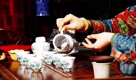 Drinking tea goes through no more than three stages: quenching thirst, savoring the taste, and uplifting the spirit.-1
