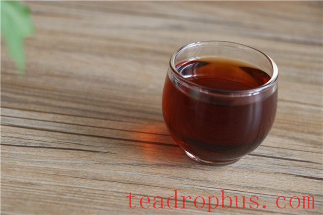 What are the characteristics of wet-warehouse tea, and how does it differ from dry-warehouse tea?-2