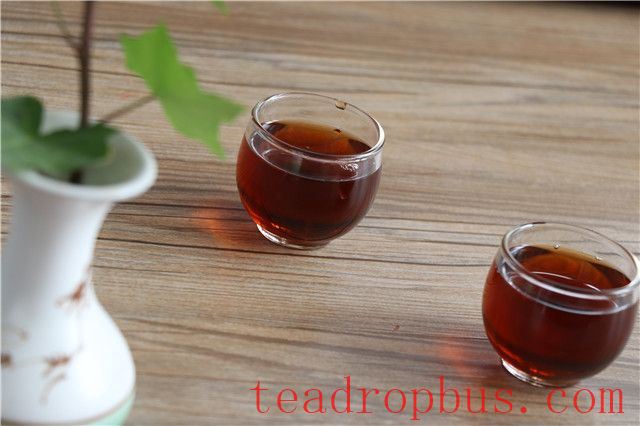 What Precautions Should Be Taken When Drinking Aged Pu'er Tea?-3