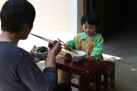 Bambino cinese mangia