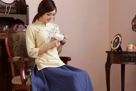 Women Drinking Tea, How Can They Not Be Selective?-3