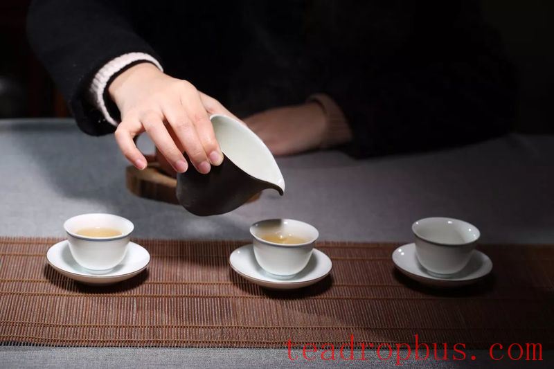 For the Sake of Your Teapot! Don't Drink Tea Like This!-5