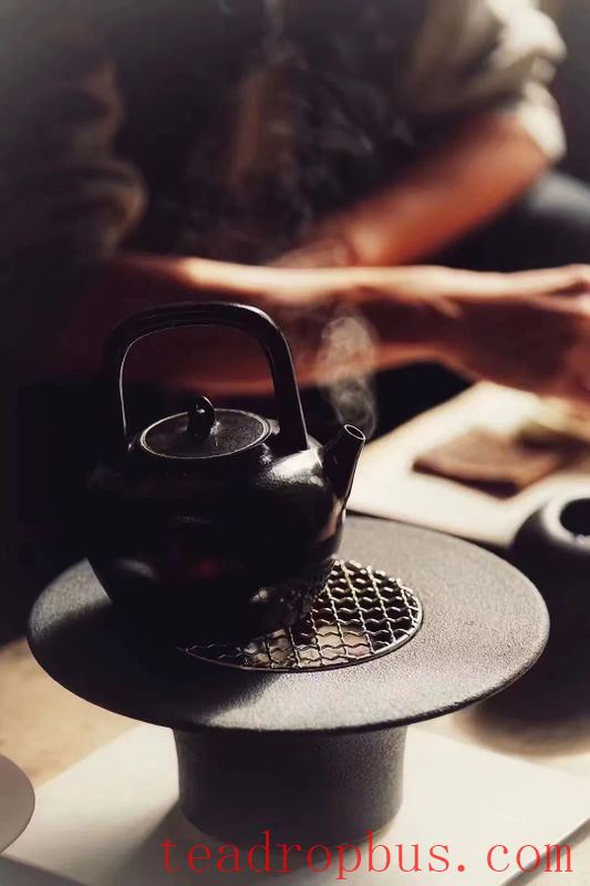 A Pot of Tea Rolls Through the World, Warming the Morning and Evening Clouds of the City-2