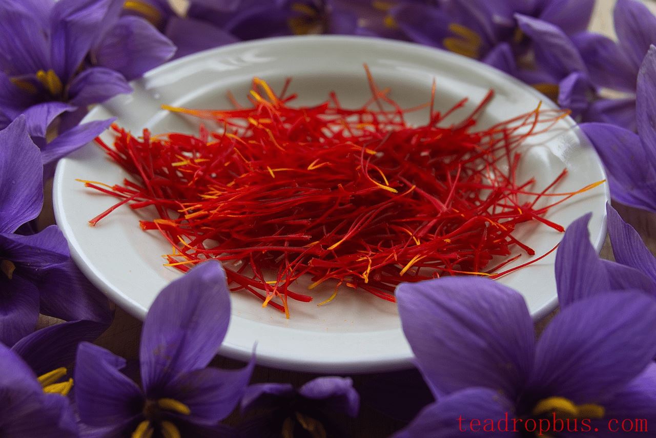 The Amazing Benefits and Precautions of Saffron Tea-2