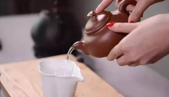 You Can't Say You Love Tea If You Can't Even Hold the Teapot Properly!-6