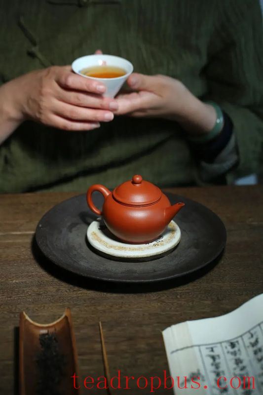 Scalding a Purple Clay Pot Before Tea: What Are the Purposes Beyond Warming the Cup?-3