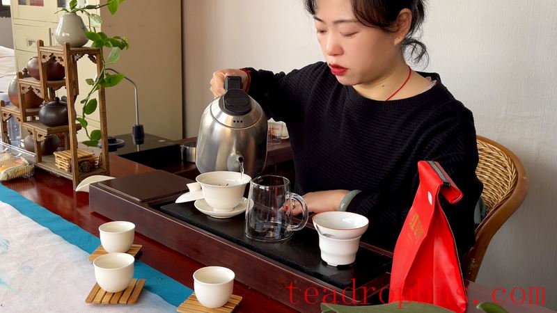 Taste of Dian Hong Tea, How to Brew Dian Hong Gongfu Black Tea for Best Flavor-4