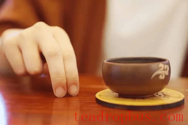 Finger-Knocking Etiquette