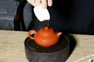 Do you know how to choose, brew with, nurture, and clean a teapot in winter?-5