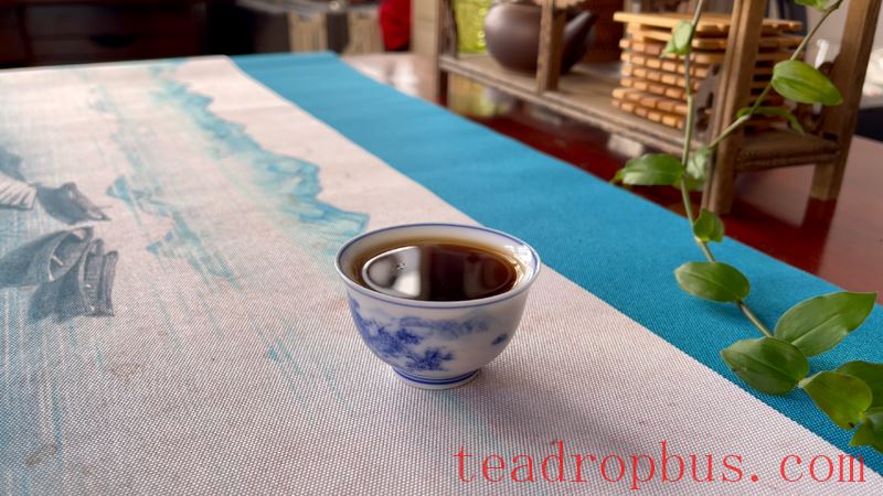 How to Brew Aged Pu'er Tea with a Purple Clay Pot-4