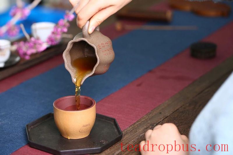 What Items Do Connoisseurs Have on Their Tea Tables?-3