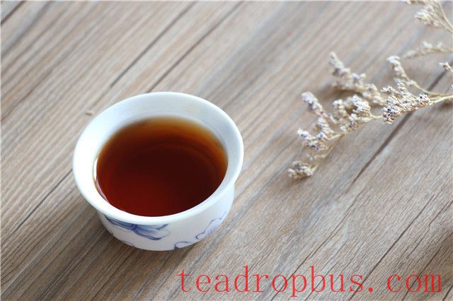 What are the benefits and drawbacks of drinking Pu'er tea regularly?-3