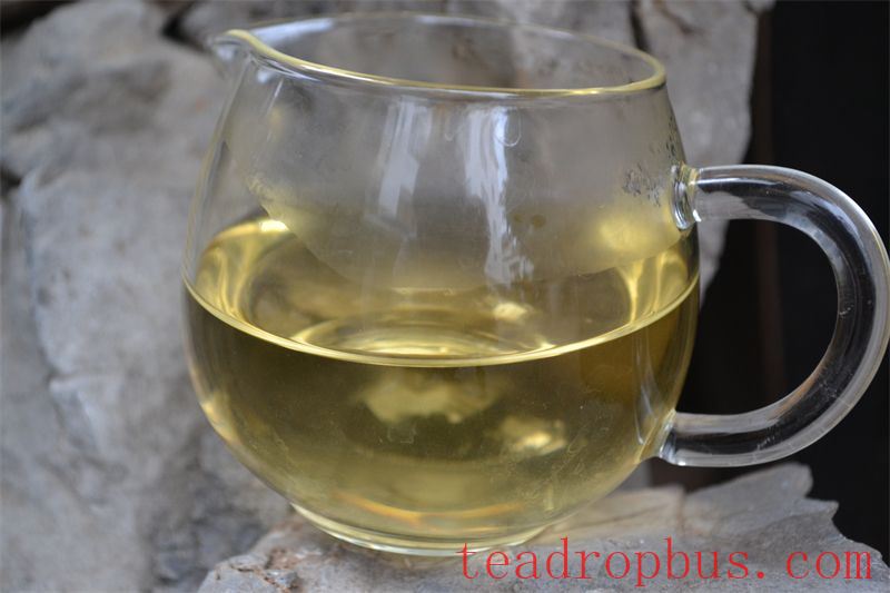 When Drinking Tea with Others, Remember Not to Do These Things-3