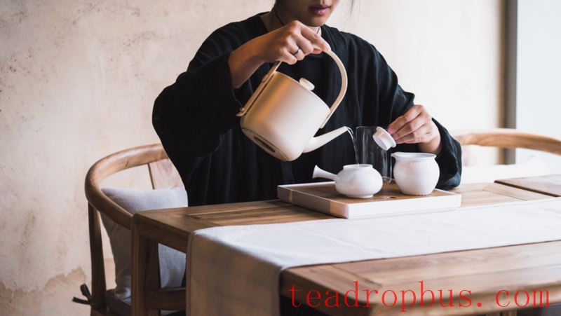 Cold Drinks & Hot Tea: Which One is Better for Beating the Heat?-4