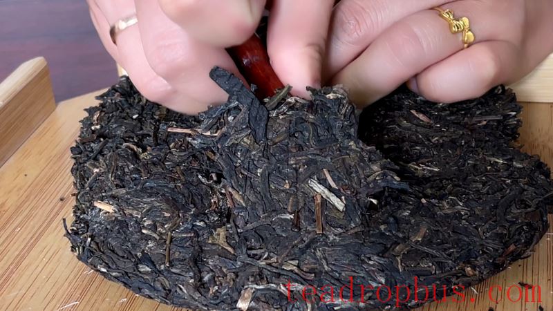 Pu'er Tea Cake How to Properly Pry Open-2