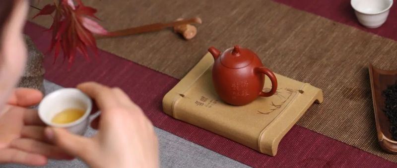 Using a Purple Clay Pot for Tea in Winter Requires Care!-1