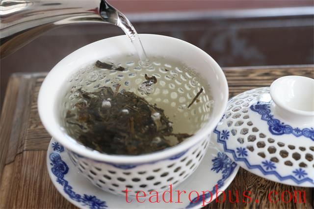 How does the method of water pouring affect the taste of tea?-3