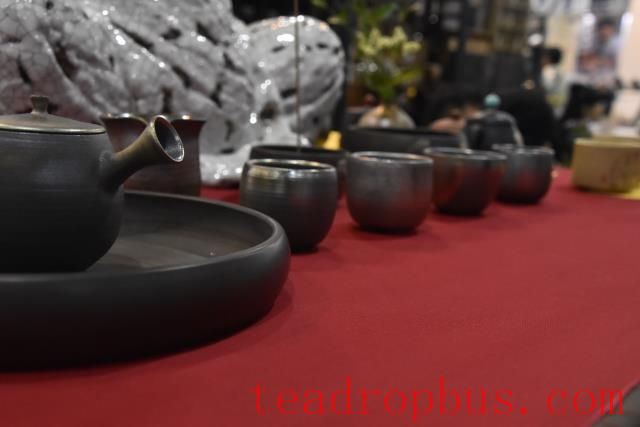 Playing with teapots can be addictive—how did you fall in love with purple clay teapots?-1